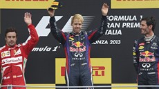 Trio nejlepích z Velké ceny Itálie formule 1. Zleva druhý Fernando Alonso,...