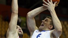 Český basketbalista Pavel Pumprla se snaží prosadit přes bránícího George