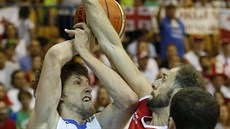eský basketbalista Jan Veselý (vlevo) se snaí prosadit proti gruzínské...