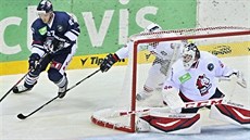 Liberecký hokejista Pospí�il se tla�í p�ed pardubického gólmana Martina R��i�ku.