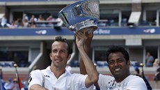 Radek �t�pánek (vlevo) a Leander Paes s trofejí pro vít�ze �ty�hry na US Open.