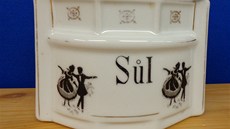 Muzeum másla p�edstavuje slánky nejr�zn�j�ích typ� a tvar�.