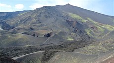 Jižní svahy Etny s lávovými proudy a postranními krátery