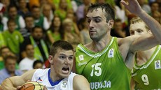 eský basketbalista Pavel Pumprla (vlevo) uniká kolem Mirzy Begie ze Slovinska.