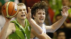eský basketbalista Jan Veselý (vpravo) ve tvrdém souboji se Slovincem Jakou...