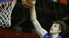 �eský basketbalista Jan Veselý sme�uje do polského ko�e.