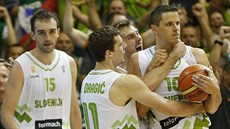 Slovinští basketbalisté slaví výhru nad Španělskem.