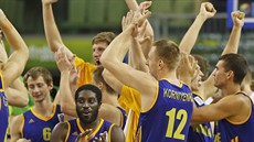Ukrajinští basketbalisté slaví výhru nad Německem.