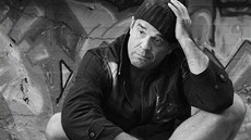 Miroslav Etzler pózuje pro kalendá� Armády spásy jako bezdomovec.