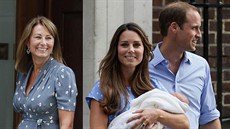 Carole Middletonová, její dcera Kate se synem Georgem a princ William