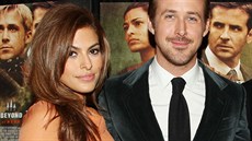Partnei Eva Mendesová a Ryan Gosling na premiée filmu Za borovicovým hájem...
