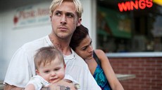 Ryan Gosling a Eva Mendesová ve filmu Za borovicovým hájem (2012)