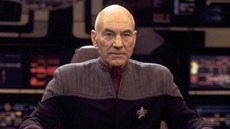 Patrick Stewart jako kapitán Jean-Luc Picard v seriálu Star Trek (2002)