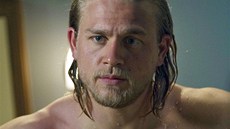 Charlie Hunnam v seriálu Zákon gangu (2008)