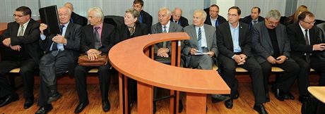 Oldich Klimecký (za deskami) je jedním ze tinácti politik z Mostu obalovaných za prodej akcií mostecké teplárny.