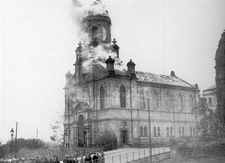 Lidé pihlíejí poáru liberecké synagogy.