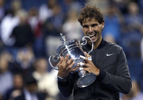 TAK CHUTNÁ VÍTZSTVÍ. Rafael Nadal se zakousl do trofeje pro vítze US Open.