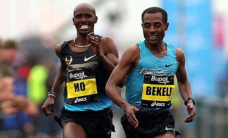 FINI. Etiopan Kenenisa Bekele (vpravo) dobíhá do cíle plmaratonu v Newcastlu