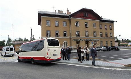 O jihlavskou linku íslo 6 není mezi cestujícími zájem. Dopravní podnik se je pokusí pilákat jízdným zdarma. Na snímku primátor Jihlavy Jaroslav Vymazal s radními a dalími zástupci msta pi slavnostním otevení opraveného pednádraního prostoru.