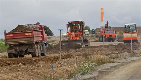 Silnice mezi Jihlavou a Tebíí se pestavuje postupn u nkolik let. Pokud ve pjde dobe, za rok by se mly dokat zahájení stavby peloky a zoufale oekávaného nového napojení prmyslové zóny i Okíky.