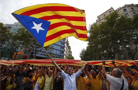 Stovky tisíc lidí se v Katalánsku zúastnily shromádní na oslavu národního...