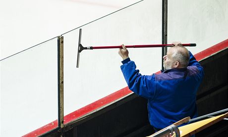 A JE VIDT. Takhle se ledai a technici hradeckého stadionu loni snaili, aby zaídili divákm dobrý výhled.