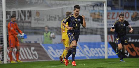 Kamil Kara z Olomouce (vpedu) se raduje z gólu v utkání proti Jihlav. 