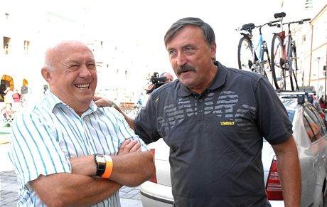 Dv legendy eskoslovenského fotbalu: Ján Geleta (vlevo) a Antonín Panenka. První jmenovaný nyní slaví sedmdesátiny.