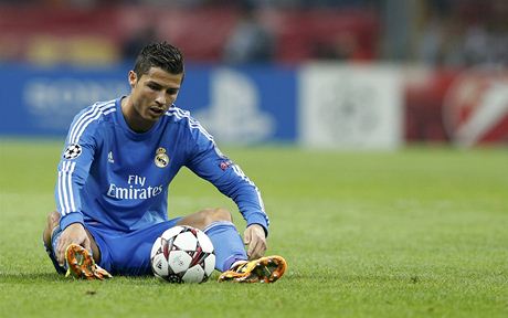 TAHOUN REALU MADRID. Útoník Cristiano Ronaldo se na výhe Realu Madrid podílel temi góly. K tomu pidal i jednu asistenci. Stal se tak hvzdou zápasu.