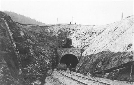 piácký tunel razili v letech 1874 a 1876 vtinou cizinci z jiní Evropy, kteí si na umavu pijeli vydlat peníze.