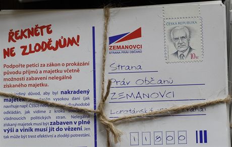 Zemanovci nechali dát do schránek oban korespondenní lístky s peticí za