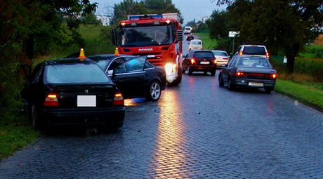 Po elní sráce dvou aut na kraji Olomouce poblí akvaparku na míst zemel...