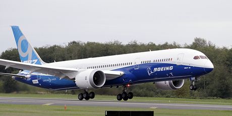 Boeing 787-9 vzlétá ke svému prvnímu zkuebnímu letu z letit Paine Field. 