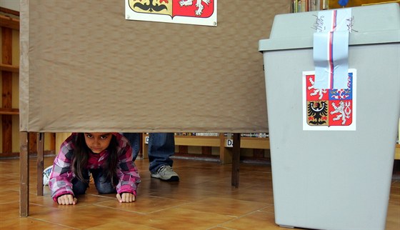 Holika se skrývá pod plentou pi senátních volbách v roce 2012.