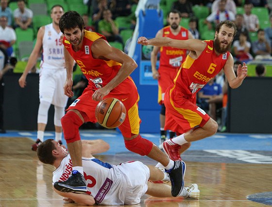 panlský basketbalista Ricky Rubio (s míem) vyráí do útoku. Se svými