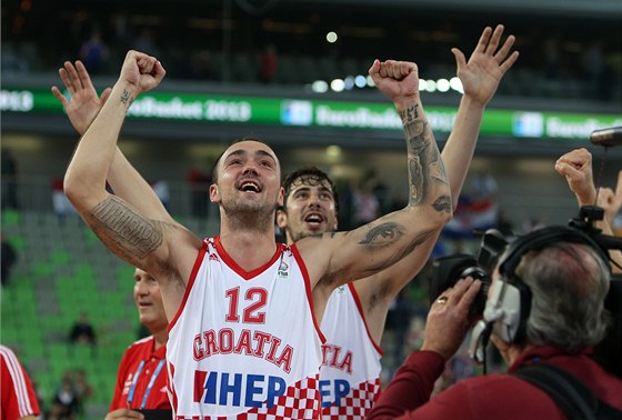 Chorvatský basketbalista Damir Markota slaví postup do semifinále ME.