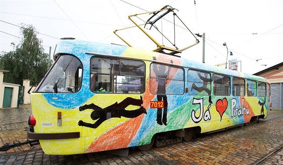V souti Namalujte svou tramvaj vyhrál návrh student z praského gymnázia Nad Alejí: "Já miluji Prahu".