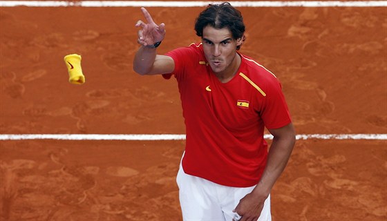 TO JE PRO VÁS. panlský tenista Rafael Nadal slaví s fanouky záchranu ve...
