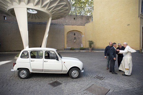 Pape Frantiek pebr svj nov papamobil. Se skoro ticetiletm Renaultem 4