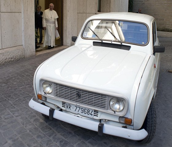 Pape Frantiek pebírá svj nový papamobil. Se skoro ticetiletým Renaultem 4