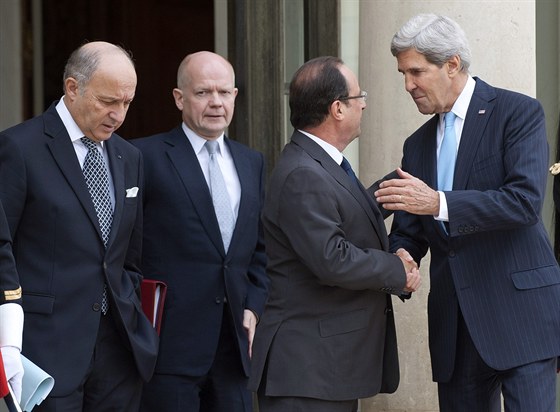 Americký ministr zahranií John Kerry (úpln vpravo) si potásá rukou s...