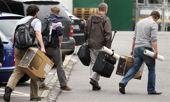 Kriminalisté odnáejí krabice z budovy tiskárny Europrint v praských Koíích.