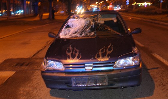 Peugeot 306 po sráce s chodcem na pechodu v centru Havíova. (9. záí 2013)