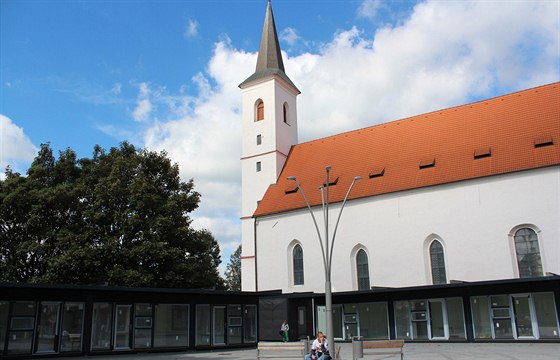 Prosklené stánky stojí ped kostelem sv. Markéty ve Strakonicích. Radnice...