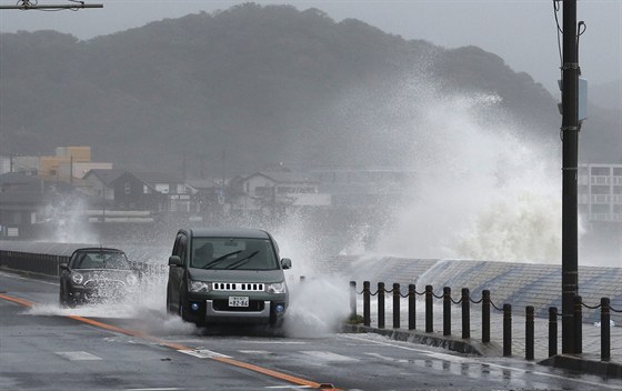 Japonsko v pondlí zasáhl silný tajfun