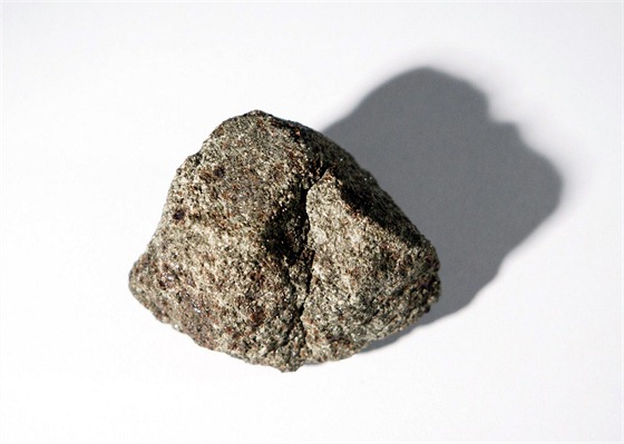 Ukázka meteoritu. Jde o meteorit nazvaný Nakhla, který patří mezi poměrně vzácné marsovské meteority. Tmavě šedozelený úlomek spadl 28. 6. 1911 do Egypta. Do sbírek Národního muzea se dostal v roce 1914. Má rozměry 34 × 27 × 18 mm a hmotnost 21,7 g.