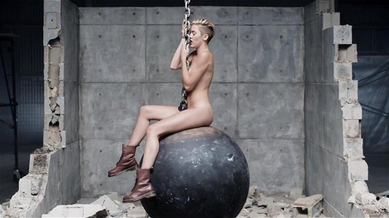 Miley Cyrusová ve videoklipu k písni Wrecking Ball