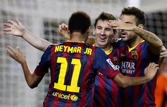TO JE RADOSTI. Fotbalisté Barcelony slaví jeden z gól v utkání proti Seville....