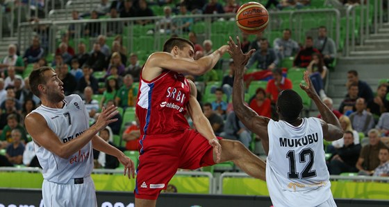 Srbský basketbalista Bogdan Bogdanovi (v erveném) v krkolomné pozici v utkání