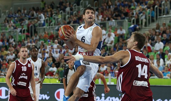 Francouzský basketbalista Antoine Diot ve výskoku v utkání proti Lotysku. 